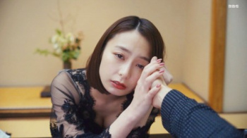 宇垣美里さん、谷間を寄せながら誘惑してしまうの画像