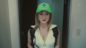 樋口日奈さん、谷間とおへそを大胆に露出してしまうの画像