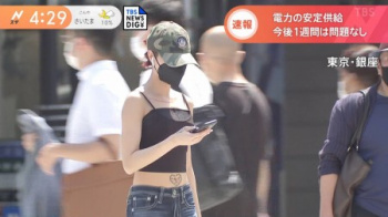 通行人さん、暑すぎて大胆に露出してしまうの画像