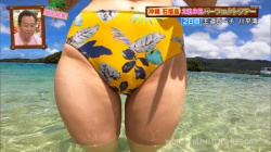 沖縄美女さん、デカパン水着の股間をドアップで撮られるの画像