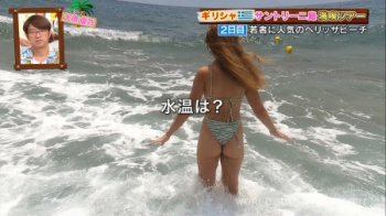 ギリシャ美女さん、ほぼ丸出しの水着プリケツを晒すの画像