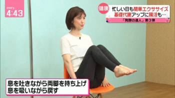 鈴江奈々アナ、産休明けのピタピタ下半身を見せつけるの画像