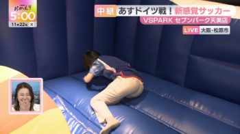 東留伽アナ、豪快にお尻の割れ目を見せつけてしまうの画像