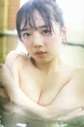 日向坂46・齊藤京子さん、全裸で寄せた美乳の谷間がたまらないの画像
