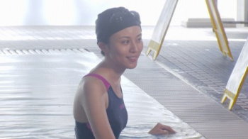 比嘉愛未さん、ピチピチな競泳水着姿をご覧くださいの画像