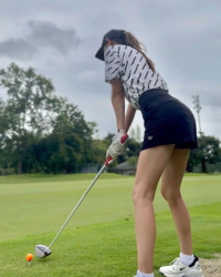 【画像】モデルのマギーさん(31)、ゴルフウェア姿で見えそうな角度ｗｗｗｗｗの画像