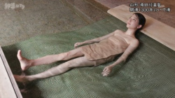 温泉美女さん、絶妙な長さのタオルで寝そべってしまうの画像