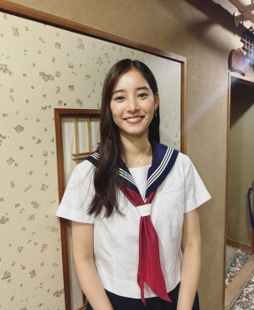 【画像】新木優子さん(29)のセーラー服、さすがに厳しいか・・・の画像