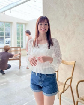 【画像】皆藤愛子さん(39)、ショーパン姿で太ももを披露してしまうwwwwwの画像