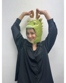 【画像】佐々木希さん(35)、「辰」に変身した年女ショットが可愛すぎるwwwwwの画像