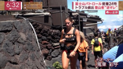 外国人観光客さん、ほぼ半裸で富士山に登ってしまうの画像