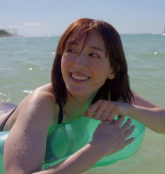 【GIF動画】水着の綾瀬はるか(38)さんに透ける浮き輪を渡したスタッフｗｗｗｗｗの画像