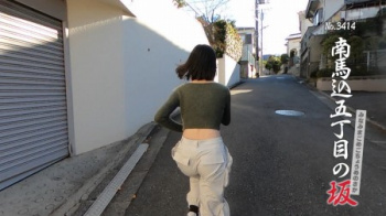 ヘソ出しアイドルさん、全力でお尻の食い込みを見せつけるの画像
