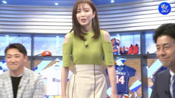 佐久間みなみアナ、小ぶりなニットパイで肩を露出してしまうの画像