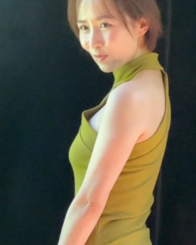 【動画】山川恵里佳さん(42)、美尻あらわハイレグショットを披露wwwwwの画像