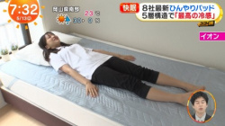 原田葵アナ、ベッドの上で膨らみかけの胸を見せつけるの画像