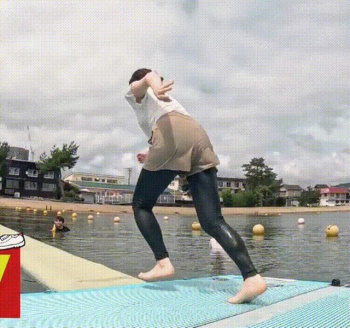 【GIF動画】関西テレビの女子アナさん、びしょ濡れでたっぷりお乳が透けてしまうｗｗｗｗｗの画像
