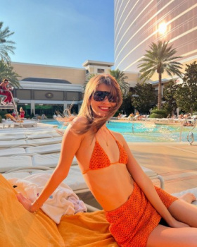 【画像】モデルのマギーさん(32)、布面積少なめ三角ビキニ姿を披露wwwwwの画像