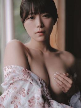 【画像】元SKE48・山内鈴蘭さん(29)、手ブラヌードwwwwwの画像