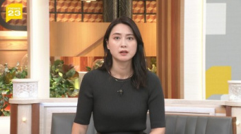 小川彩佳アナ、小ぶりになった美母乳をアピールしてしまうの画像