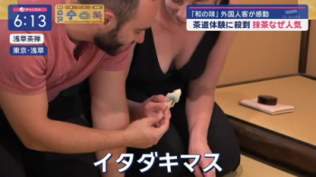 外国人さん、ノーブラで垂れパイがほぼ見えてしまうの画像