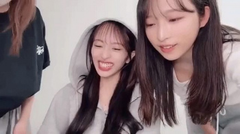 【動画】AKB48・小栗有以さん(23)、生配信でガッツリ胸チラｗｗｗｗｗの画像