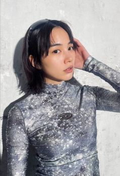 【朗報】のん(能年玲奈)さん、テカテカお乳を見せつけるwwwwwの画像