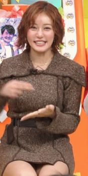 【GIF動画】王林さん(26)、ミニスカで股間の奥を見せつけるwwwwwの画像