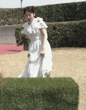 【GIF動画】冨田有紀アナ、生中継でスカートの中身を見せてくるwwwwwの画像