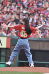 【GIF動画】乃木坂46・久保史緒里さん(23)、しおりのおしり始球式wwwwwの画像