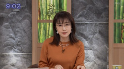 唐橋ユミアナ(50)、メガネ美熟女の横乳があっぱれすぎるの画像