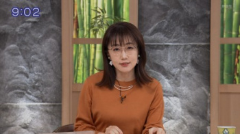 唐橋ユミアナ(50)、メガネ美熟女の横乳があっぱれすぎるの画像