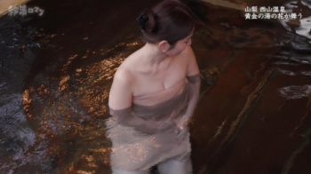 温泉美熟女さん、タオルがめくれて股間の▼ゾーンが見えそうになるの画像