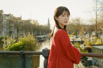 【画像】浜辺美波さん(24)、最新写真集から背中ショット解禁wwwwwの画像