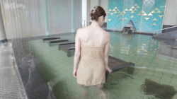 温泉美女さん、濡れタオルがお尻の割れ目に食い込んでしまうの画像
