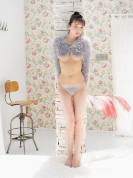 【画像】芹那さん(40)、下乳とTバックお尻を大胆披露wwwwwの画像