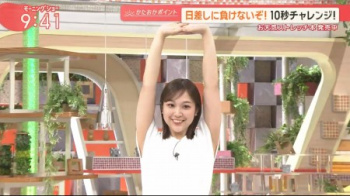 【GIF動画】モーニングショーの女子アナさん、朝から腋チラ大サービスwwwwwの画像