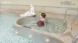 温泉美女さん、石像と同じポーズをして股間が見えそうになるの画像
