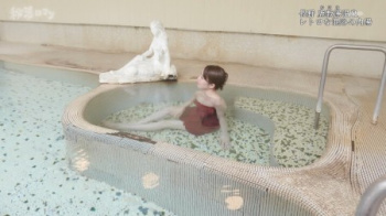 温泉美女さん、石像と同じポーズをして股間が見えそうになるの画像