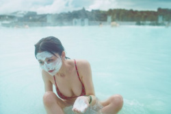 【画像】長濱ねる(26)さん、泥パックデカパイ水着ショット解禁wwwwwの画像