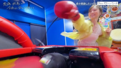 【GIF動画】白石麻衣さん(32)、パンチングマシーンで発散してしまうwwwwwの画像