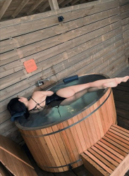【画像】脊山麻理子さん(45)、半ケツ半身浴wwwwwの画像