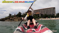秋元真夏さん、沖縄であざとく股間の隙間を見せつけるの画像