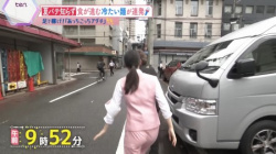 関西の女子アナさん、お尻の割れ目を見せつけて徘徊してしまうの画像