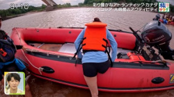【画像】旅サラダリポーターさん、短パンで太ももを露出してしまうwwwwwの画像