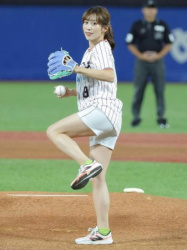 【画像】中川安奈アナ(31)、白のショーパン姿で始球式ｗｗｗｗｗの画像