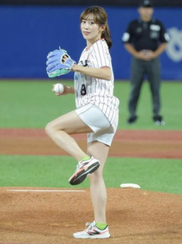 【画像】中川安奈アナ(31)、白のショーパン姿で始球式ｗｗｗｗｗの画像