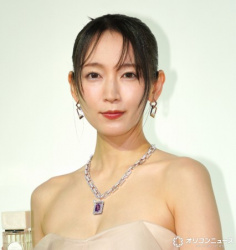 【画像】吉岡里帆さん(32)、デコルテ露出で谷間チラwwwwwの画像