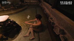 温泉美熟女さん、お尻の割れ目をガッツリ晒してしまうの画像