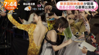 【画像】出口夏希さん(24)、背中全開ドレスでお尻が見えそうwwwwwの画像